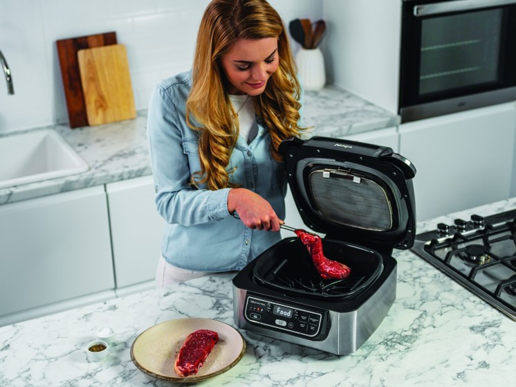 AG301UK_AIR_GRILL_OVERHEAD_STEAK_WOMAN_CMYK-scaled