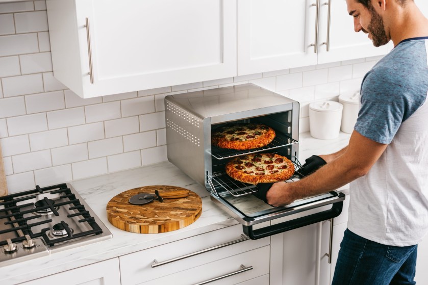 DT200UK-InUse-OnCounteOpen-Pizzas-Man-scaled