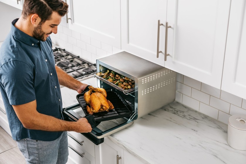DT200UK-InUse-OnCounteOpen-WholeChickenVegetables-Man-scaled