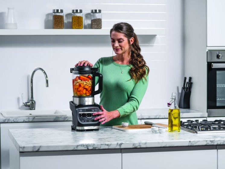 HB150UK_Heated_Blender_Press_Smooth_Soup_Button_CMYK_RT-768x576