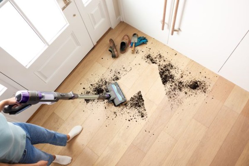 IP3251UKT_InUse_Entranceway_ReverseCleaning_Woman-600x400