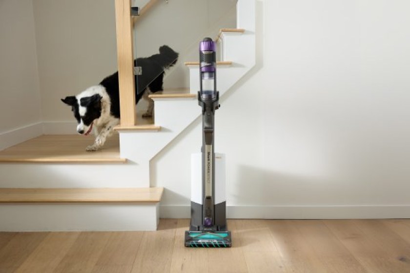 IP3251UKT_InUse_Stairs_AED_Hero_Dog-600x400