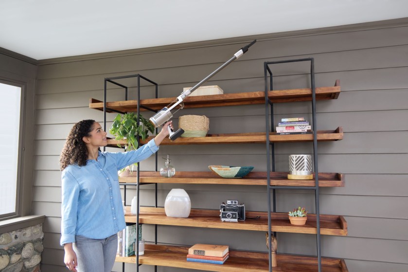 R_BU3521EU_InUse_LivingRoom_Bookshelf_Reach_DusterCreviceTool_Woman-scaled4