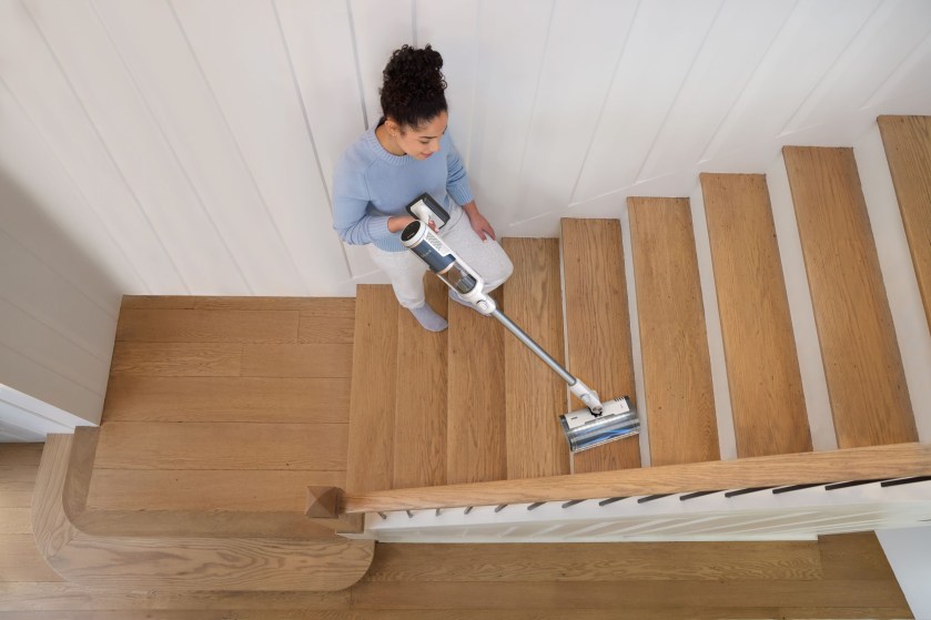 R_BU3521EU_InUse_Staircase_Woman-scaled9