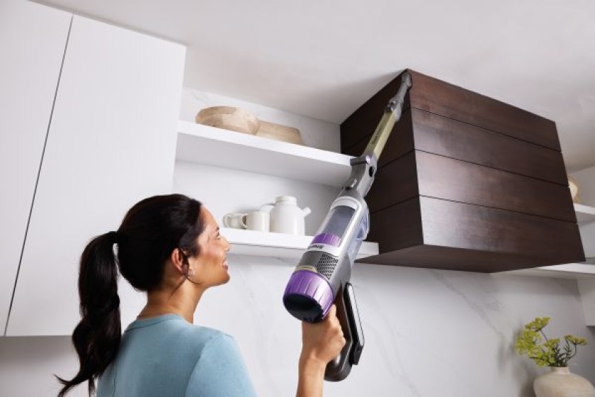 R_IP3251UKT_InUse_Kitchen_AboveFloor_DusterCreviceTool_Woman-600x400