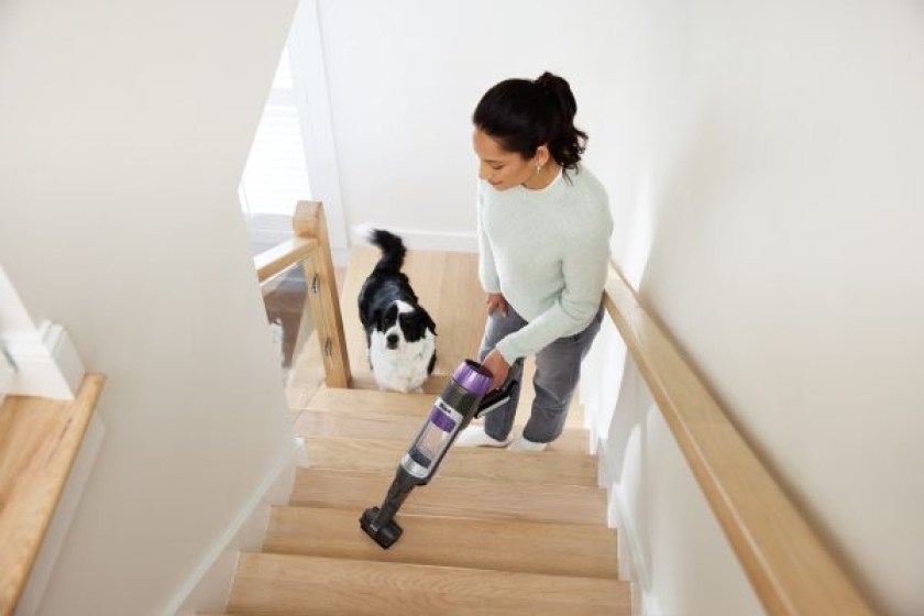 R_IP3251UKT_InUse_Stairs_Handvac_PetMultiTool_Woman-600x400