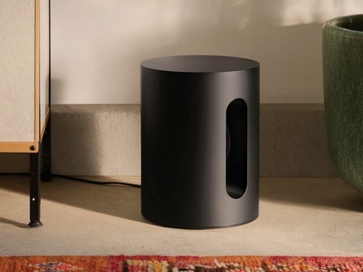 Sonos-Sub-Mini-Curvy-Compact-Home-Theater-Subwoofer-01-1200x900